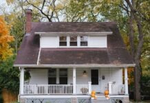 노스캐롤라이나 저소득층 임차인 35만 명, 저렴주택 부족 심각 trees beside white house