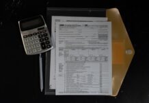 AI 세금 신고, 신중하게 해야 하는 이유 AI 세금 신고 오류를 보여주는 계산기와 세금 양식 이미지