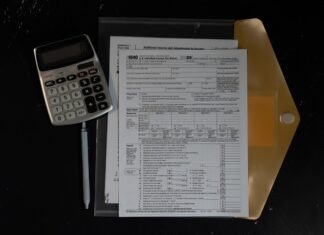 AI 세금 신고, 신중하게 해야 하는 이유 AI 세금 신고 오류를 보여주는 계산기와 세금 양식 이미지