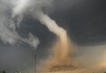 샬롯 토네이도로 지역 사업체 피해, NC 한인 커뮤니티도 주의 필요 a large storm cloud is coming in over a dirt road