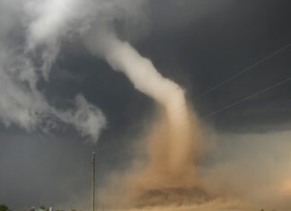 샬롯 토네이도로 지역 사업체 피해, NC 한인 커뮤니티도 주의 필요 a large storm cloud is coming in over a dirt road