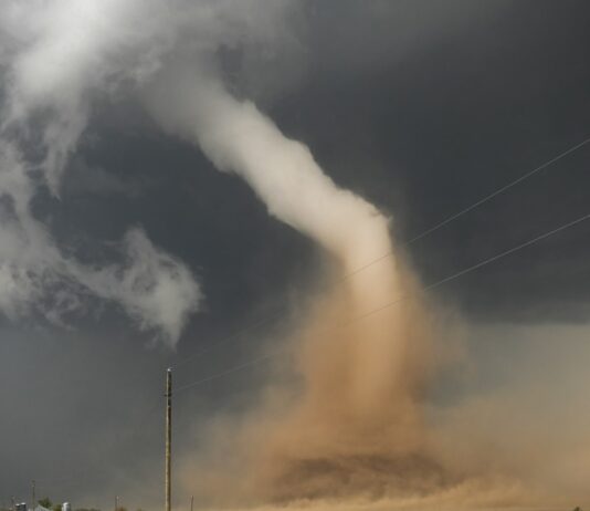 샬롯 토네이도로 지역 사업체 피해, NC 한인 커뮤니티도 주의 필요 a large storm cloud is coming in over a dirt road