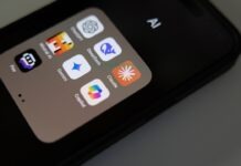 클로드 AI 앱, 펜타곤 거부로 인기 급상승 A close up of a cell phone on a table