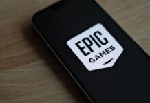 에픽게임즈 1,000명 이상 감원, NC 캐리 본사의 게임업계 위기 신호 A phone with a sticker on it sitting on a table