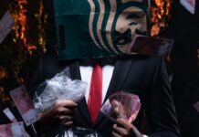 가짜 상품 리콜 사기 주의! 진짜 vs 가짜 구분법 person holding blue glass vase