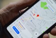 구글 맵스의 AI 혁신, NC 운전자의 네비게이션을 바꾼다 person holding black smartphone