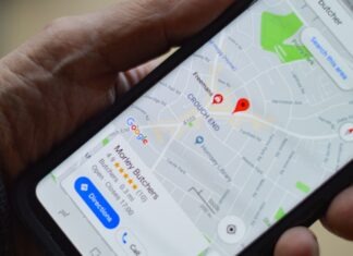 구글 맵스의 AI 혁신, NC 운전자의 네비게이션을 바꾼다 person holding black smartphone