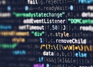 길포드 커뮤니티칼리지, 올가을 AI·디지털미디어 신규 프로그램 개설 computer programming codes displayed on a monitor