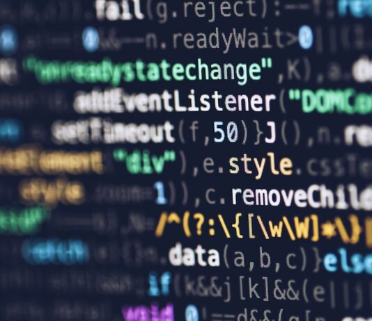 길포드 커뮤니티칼리지, 올가을 AI·디지털미디어 신규 프로그램 개설 computer programming codes displayed on a monitor