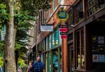 헬렌 태풍 18개월 후, NC 소상공인들 여전히 고통받고 있다 people walking on a sidewalk