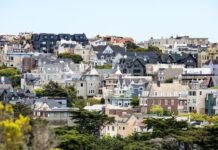 이민 단속으로 위협받는 주택 안정성, NC 한인 커뮤니티에도 영향 buildings during daytime