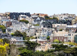 이민 단속으로 위협받는 주택 안정성, NC 한인 커뮤니티에도 영향 buildings during daytime