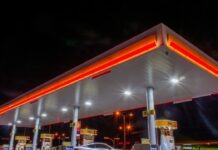 트럼프 존스 법 완화 검토, NC 주유소 휘발유 가격이 내려갈까? white car parked in front of red and white building during night time