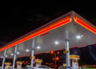 트럼프 존스 법 완화 검토, NC 주유소 휘발유 가격이 내려갈까? white car parked in front of red and white building during night time