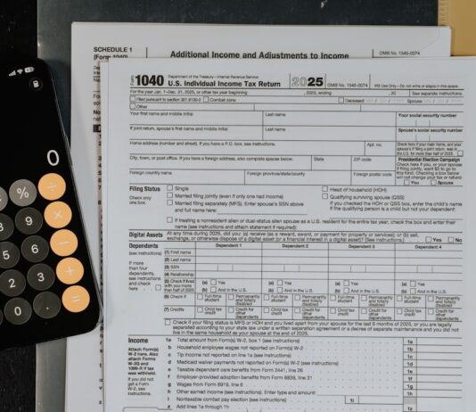 연방 메디케이드 예산 삭감, 노스캐롤라이나 한인 가정에 미치는 영향은? 메디케이드 예산 삭감 관련 서류와 계산기가 놓인 책상 모습