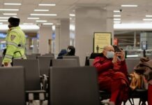 중동 위기 상황에서 미국 정부 도움 없이 탈출 미국인들의 경험담 중동 지역 공항에서 대기 중인 여행객들의 모습