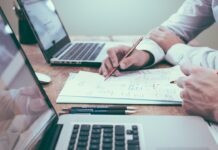 2026년 세금 신고 시즌, 팁과 초과근무 공제 혜택 알아보기 person holding pencil near laptop computer