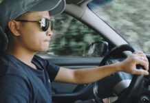 노스캐롤라이나 DMV, 성인 운전면허 도로시험을 민간학원에서 응시 가능 Man wearing a hat and sunglasses driving a car