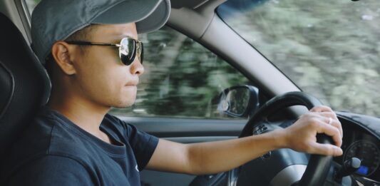 노스캐롤라이나 DMV, 성인 운전면허 도로시험을 민간학원에서 응시 가능 Man wearing a hat and sunglasses driving a car