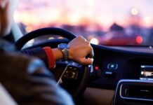 노스캐롤라이나 DMV 대기시간 조회 서비스 시작, 운전면허 갱신 시간 단축 man driving a car wearing wrist watch