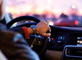 노스캐롤라이나 DMV 대기시간 조회 서비스 시작, 운전면허 갱신 시간 단축 man driving a car wearing wrist watch