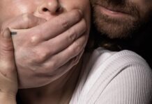 노스캐롤라이나 가정폭력 증가, 한인 여성들이 알아야 할 지원 자원 man apprehending woman in white tank top