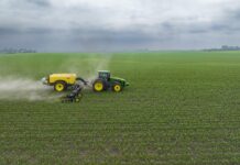 노스캐롤라이나 농부들, 비료 가격 급등으로 골머리 a few farm machines in a field