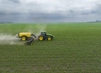 노스캐롤라이나 농부들, 비료 가격 급등으로 골머리 a few farm machines in a field
