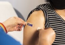 노스캐롤라이나 독감 사망 300명 돌파, 한인 가족이 알아야 할 것 woman in black and white stripe tank top