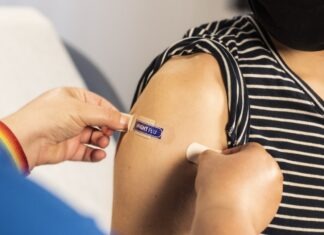 노스캐롤라이나 독감 사망 300명 돌파, 한인 가족이 알아야 할 것 woman in black and white stripe tank top