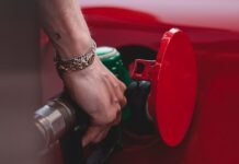 노스캐롤라이나 휘발유 가격 계속 오르는 이유, 지금 알아야 할 정보 person in red shirt wearing silver bracelet holding red and black metal tool