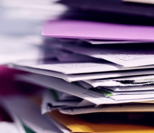 미국 의료보험과 병원의 AI 전쟁, NC 한인도 영향받는다 pile of printing papers