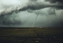노스캐롤라이나 월요일 강한 폭풍 경고, 한인 가정이 준비해야 할 사항 long exposure photography of hurricane