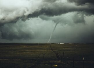 노스캐롤라이나 월요일 강한 폭풍 경고, 한인 가정이 준비해야 할 사항 long exposure photography of hurricane