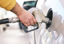 세금 환급금 유가 상승으로 상쇄된다, NC 한인 운전자들이 알아야 할 현실 a man pumping gas into his car at a gas station