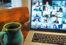 노스캐롤라이나 가상 차터스쿨 확대, 교육 품질 논란 심화 macbook pro displaying group of people