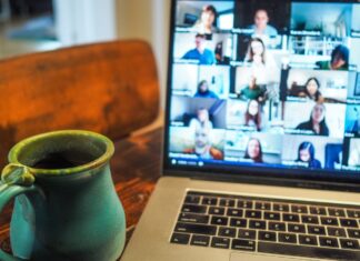 노스캐롤라이나 가상 차터스쿨 확대, 교육 품질 논란 심화 macbook pro displaying group of people