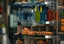 노스캐롤라이나 ABC 수익, 그린스보로가 주도한다는 감사 결과 Bottles of liquor displayed on shelves in a store.