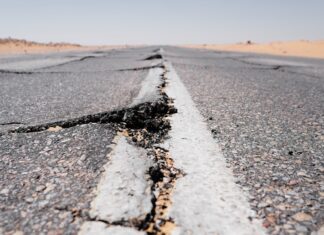 노스캐롤라이나 지진 발생, NC 한인이 알아야 할 안전 정보 a crack in the middle of a road in the middle of nowhere