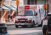 노스캐롤라이나 휘발유 가격 상승, 응급차량 운영비까지 위협 an ambulance is driving down a busy city street