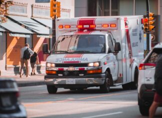 노스캐롤라이나 휘발유 가격 상승, 응급차량 운영비까지 위협 an ambulance is driving down a busy city street