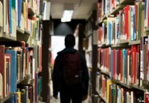 노스캐롤라이나 학교 정책 변화, 한인 자녀교육에 미치는 영향 man with backpack beside a books