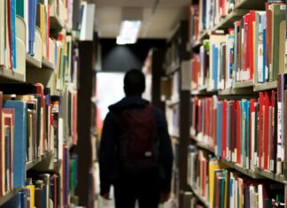 노스캐롤라이나 학교 정책 변화, 한인 자녀교육에 미치는 영향 man with backpack beside a books