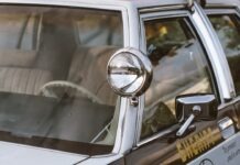 노스캐롤라이나 경찰 공석 현황, 지역별 채용 어려움 심화 white and red car on road during daytime