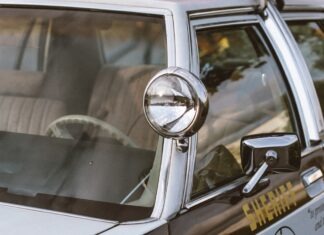노스캐롤라이나 경찰 공석 현황, 지역별 채용 어려움 심화 white and red car on road during daytime