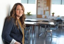 노스캐롤라이나 교사 급여가 전국 43위, 스타인 주지사 인상안 추진 woman in black coat sitting on chair