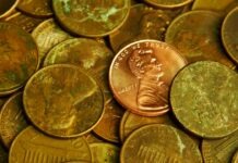 미국 동전 부족 시대, NC 주민이 알아야 할 거스름돈 반올림 규칙 Pile of lincoln pennies with one prominent