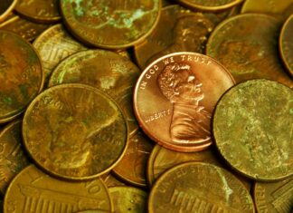 미국 동전 부족 시대, NC 주민이 알아야 할 거스름돈 반올림 규칙 Pile of lincoln pennies with one prominent