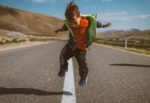 학교 현장학습 중 학생이 길에 방치된 사건, 부모가 알아야 할 사항 a young boy is jumping in the air on a road
