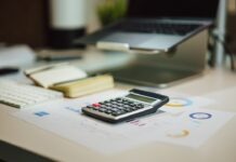 노스캐롤라이나 65세 이상 어르신을 위한 세금 감면 혜택, 올해 놓치지 마세요 a calculator sitting on top of a table next to a laptop